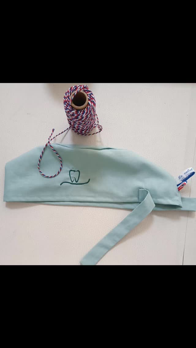 ✨Simplicité qui fait son effet ✨
Vous choisissez la couleur du tissu et de la broderie, même en doré😜
lecalotfrancais@gmail.com
#dentaire#assistantedentaire#chirurgien #medecine#madeinfrance🇨🇵
