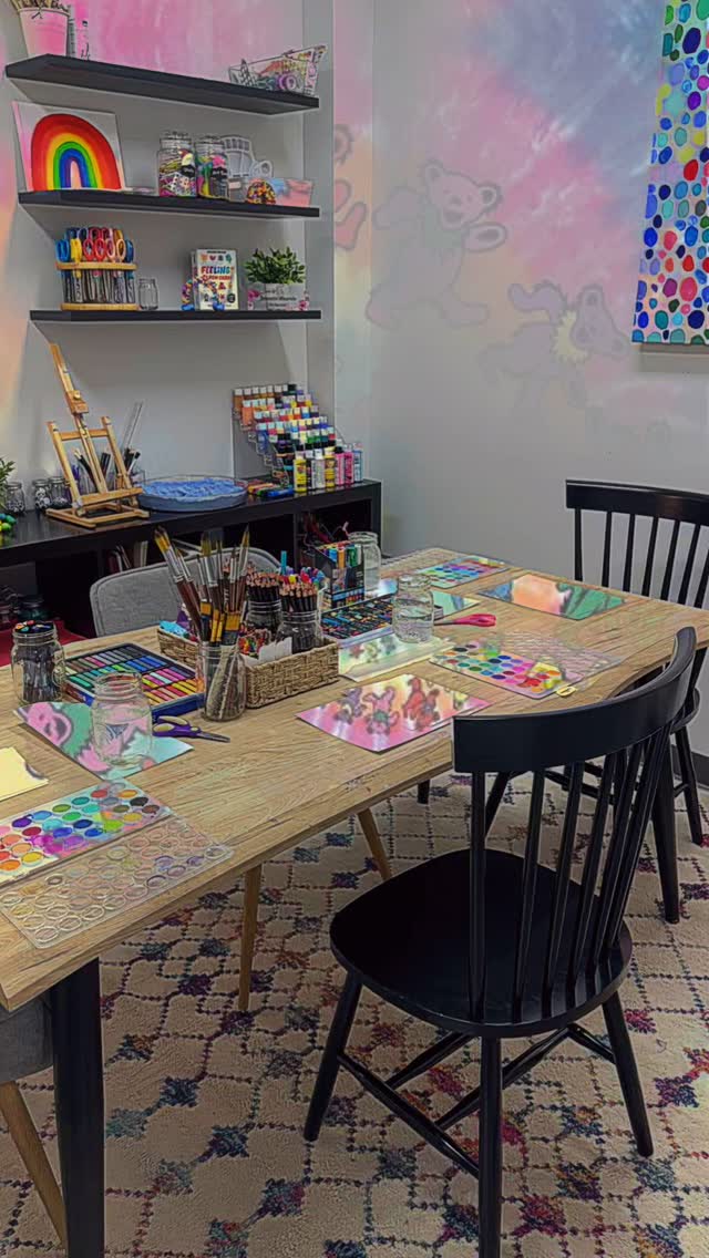 A colourful and joyful edit of the Art Therapy space on this cold and snowy Saturday 🧠🌈🎨
#arttherapy #ymmarttherapy #ymmcollaborativepractice #artpsychotherapy #studiostudioarttherapy