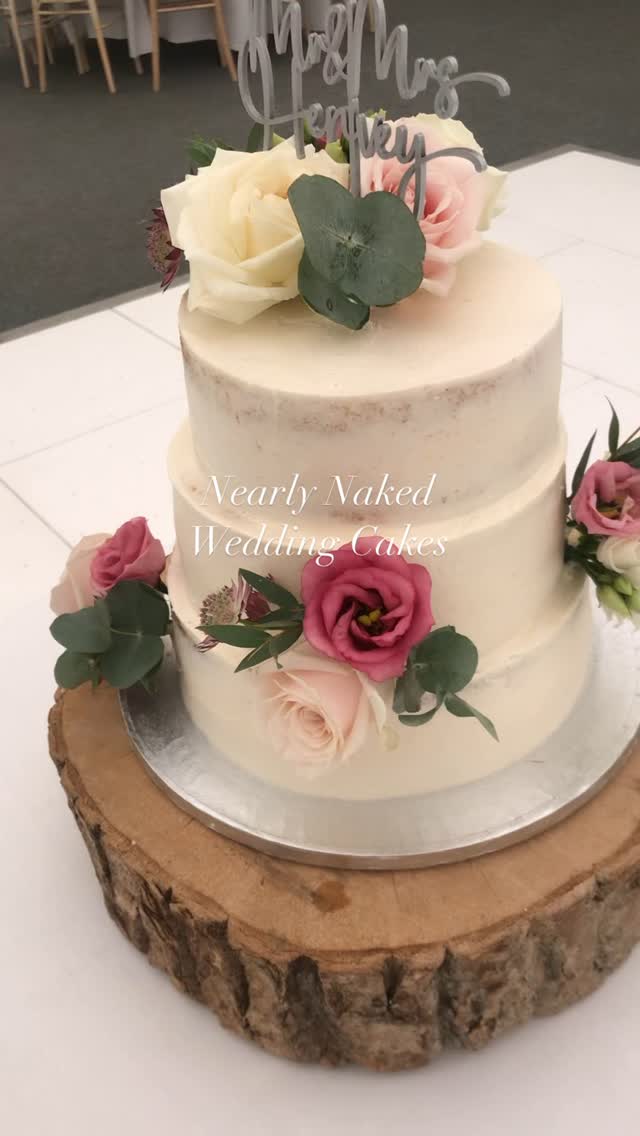 Let’s talk about nearly naked or semi naked wedding cakes! Semi naked wedding cakes have a thinner layer of buttercream, so the sponge is a bit visible. It is more of a rustic feel, perfect for a barn wedding or a modern wedding in an industrial venue. The buttercream is sheer and sweet, the lines are sharp and straight. These wedding cakes look fantastic adorned with fresh fruit and flowers. Is this look one you have thought about? Or the more icing the better on your wedding cake?
#SweetEverythingswedding ✨
Scottish wedding · wedding must-have · buttercream wedding cake · Scotland wedding · modern wedding cake · Glasgow wedding · Edinburgh wedding