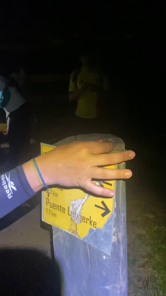 Zapatoca - Guane🔥. Un día que pintaba nublado pero con el pasar de las horas iba calentando aún más 🥵. Al final no se trata de llegar arriba, hacerlo en x tiempo, o hacerlo más rápido. Es más acerca de haberse esforzado, haberlo intentado, de sudar y moverse. En esos momentos donde físicamente estamos tan cansados, al límite, con ganas de tirar el maletín y los bastones para la mi3rd4 es donde sale ese diálogo interno de cada uno de nosotros y es ahí donde nosotros, el equipo de Canyon Trek, le llamamos “sudar lo demonios”, donde el ego se está incinerando para volverse cenizas y volver de otra forma. ¡Con toda!🤘🏽 y una vez más #todosalamontaña
.
Siempre en nuestras experiencias cafecito rico y delicioso @cafebajosombra 💖