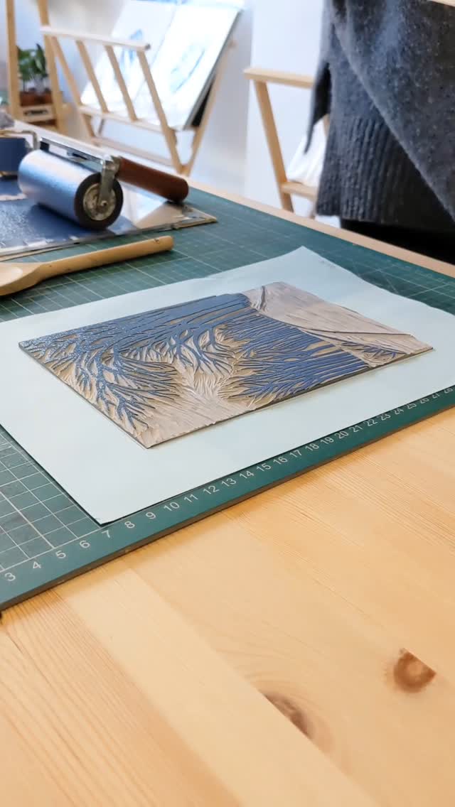 Printing my entry for @inkpod_collective January Prompt "Freeze"đĽśÂ
.
.
.
#linocut #linoblock #linocuprogress #printingprogress #natureinspired #freeze #coldday #reliefprintmaking #winter #winterscene #winterprint