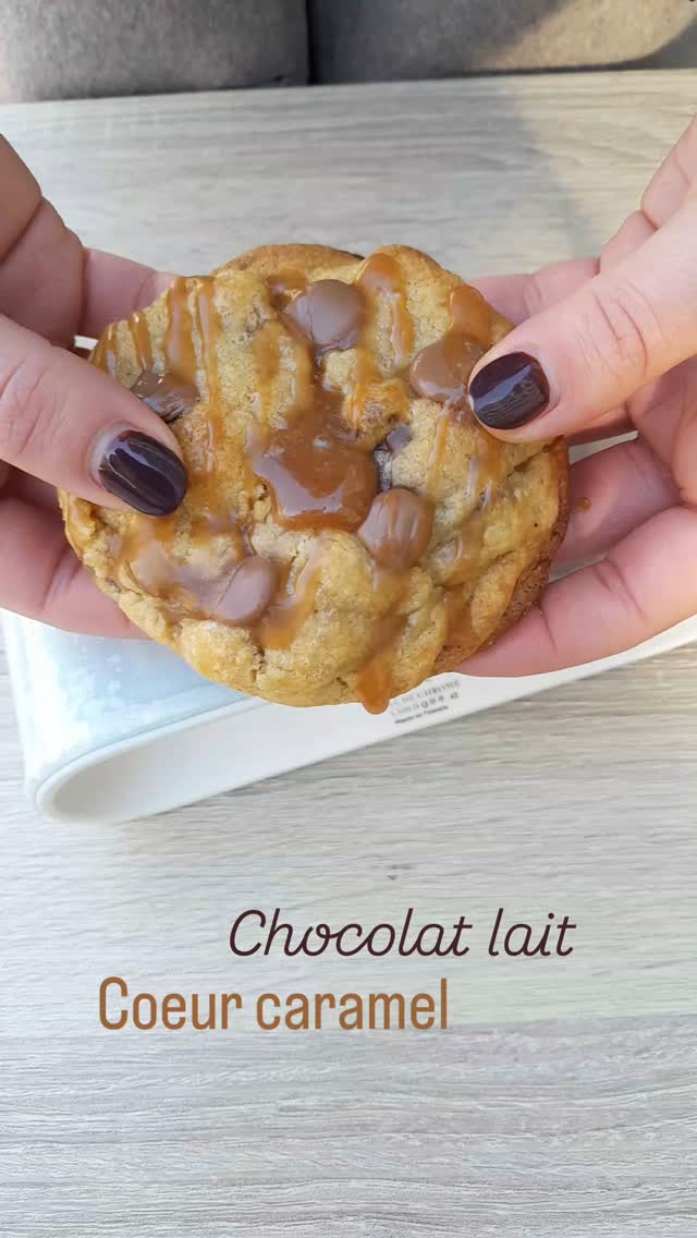 Irrésistible !!!
Une pâte vanillée au léger goût noisetté. Un caramel au beurre salé made in @laperlerarecakedesign
Du chocolat au lait doux comme une caresse
Ce cookie est croquant et moelleux à la fois.
Un pur instant de délice
#laperlerarecakedesign #cookielove #caramel #indecent #decadentfood #délice #cookielyon #cookiecaramel