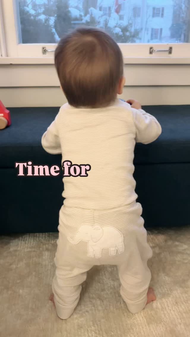 ✨ Cruising ✨
This is one of my favorite milestones 👏🏼 as it is usually the first way a baby learns to explore their environment standing up- and they’re making strides towards independent walking!
Many babies reach this milestone between 8-12 months 🦶🏼
Cruising is so important as it helps babies:
👶🏻 gain core and lower body strength
👶🏻 strengthen lateral hips for pelvic stability
👶🏻 practice weight shifting
👶🏻 improve balance
👶🏻 improve coordination
Have questions? Let’s me know! When did your tiny mover start cruising? 🙌🏼
