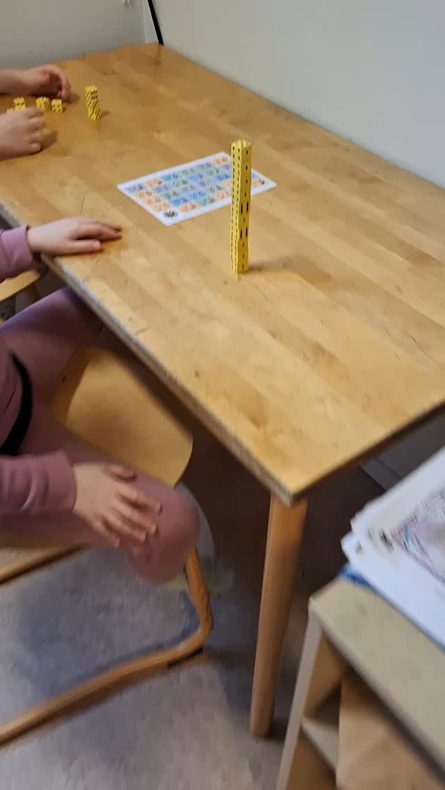 10 barn med 10 tärningar var = 100
Det passar bra på vår hundrade skoldag.