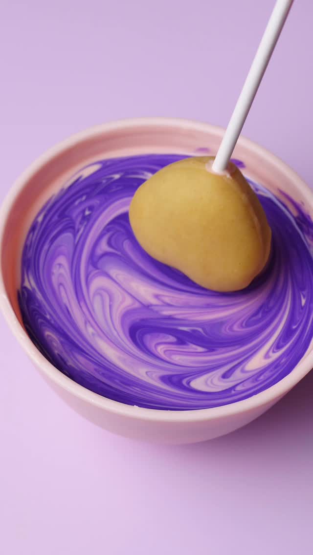 Try our Gold Pearl Effect using the discount code ‘SHINEVIP’! It adds the perfect touch of shine to your cake pops, elevating their elegance. 💫
www.shinedessertglitter.com ✨
#CakePops #EdibleGlitter #EdibleLusterDust #LusterDust #ShineDessertGlitter