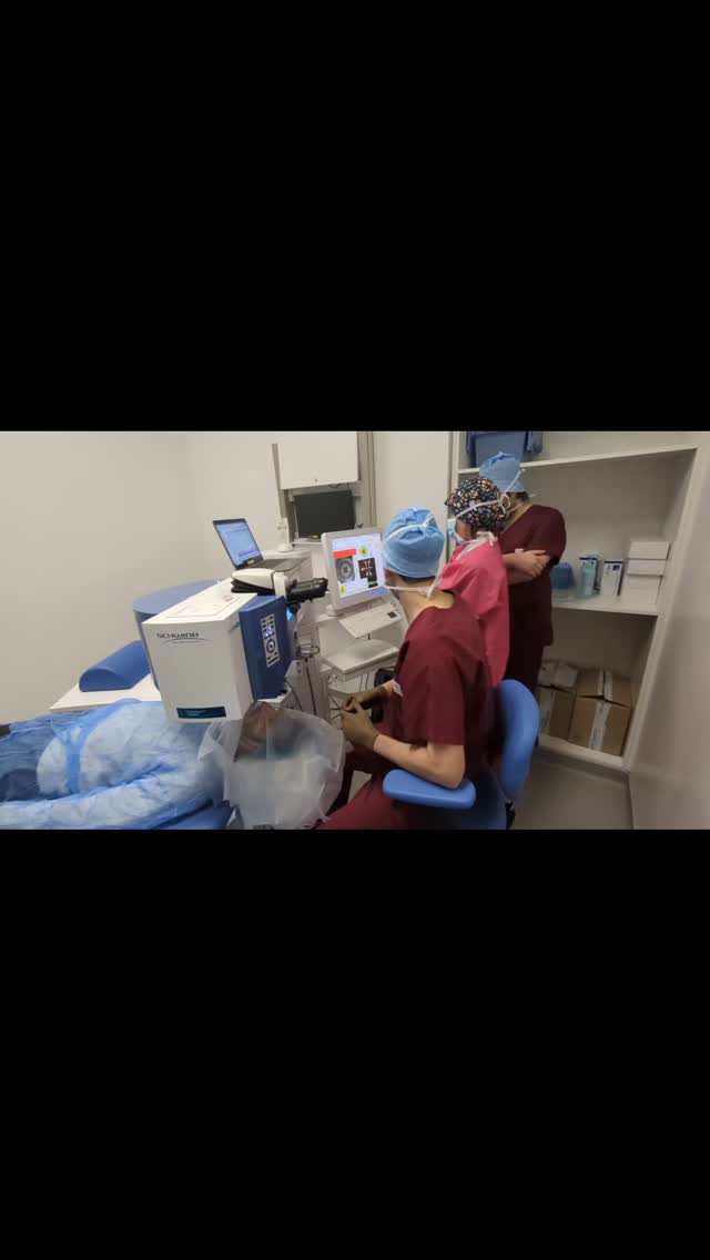 𝗧𝗿𝗮𝗻𝘀𝗣𝗥𝗞, developed by Schwind and first integrated into a Schwind laser in 2009, is a transepithelial, no-flap excimer laser procedure.
🔹 While I prefer LASIK when feasible, I highly recommend this technique for patients with 𝗟𝗔𝗦𝗜𝗞 𝗰𝗼𝗻𝘁𝗿𝗮𝗶𝗻𝗱𝗶𝗰𝗮𝘁𝗶𝗼𝗻𝘀, 𝘁𝗵𝗶𝗻 𝗰𝗼𝗿𝗻𝗲𝗮𝘀, 𝗼𝗿 𝗺𝗶𝗹𝗱 𝗰𝗼𝗿𝗻𝗲𝗮𝗹 𝗶𝗿𝗿𝗲𝗴𝘂𝗹𝗮𝗿𝗶𝘁𝗶𝗲𝘀.
🔹 Performed on the 𝗦𝗰𝗵𝘄𝗶𝗻𝗱 𝗔𝗺𝗮𝗿𝗶𝘀, it features 𝟭𝟬𝟱𝟬𝗛𝘇 𝘂𝗹𝘁𝗿𝗮-𝗳𝗮𝘀𝘁 𝗮𝗯𝗹𝗮𝘁𝗶𝗼𝗻 and an advanced 𝟳𝗗 𝗲𝘆𝗲 𝘁𝗿𝗮𝗰𝗸𝗶𝗻𝗴 𝘀𝘆𝘀𝘁𝗲𝗺, ensuring 𝗼𝗽𝘁𝗶𝗺𝗮𝗹 𝗰𝗲𝗻𝘁𝗿𝗮𝘁𝗶𝗼𝗻 𝗮𝗻𝗱 𝗽𝗿𝗲𝗰𝗶𝘀𝗶𝗼𝗻.
#refractivesurgery
#surfaceablation
#transprk
#teamgatinel
@institutlaservision
@hopitalfondationrothschild