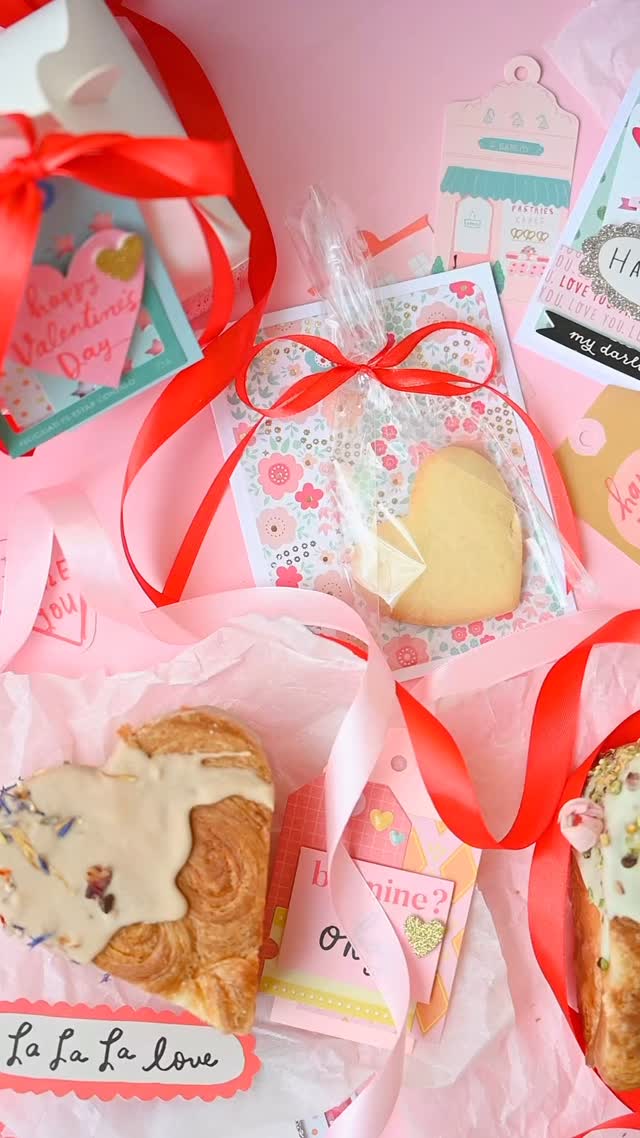 ¡Estoy muy emocionado de compartir esta preciosa colaboración con Noelia de La Postrería De Noe en Lugo @lapostreriadenoe , una gran referente en el mundo de la repostería! ❤️ Es un verdadero honor aportar mis detalles hechos a mano (tarjetas, etiquetas y cajas decoradas) para acompañar su edición especial de postres por San Valentín.
¡No os lo podéis perder! 🌸 Animaros a descubrir sus creaciones, perfectas para este día tan especial.
#SanValentín #PostresEspeciales #ColaboraciónCreativa #HechoAMano #LaPostreríaDeNoe #DetallesConAmor #Artesanía #Creatividad