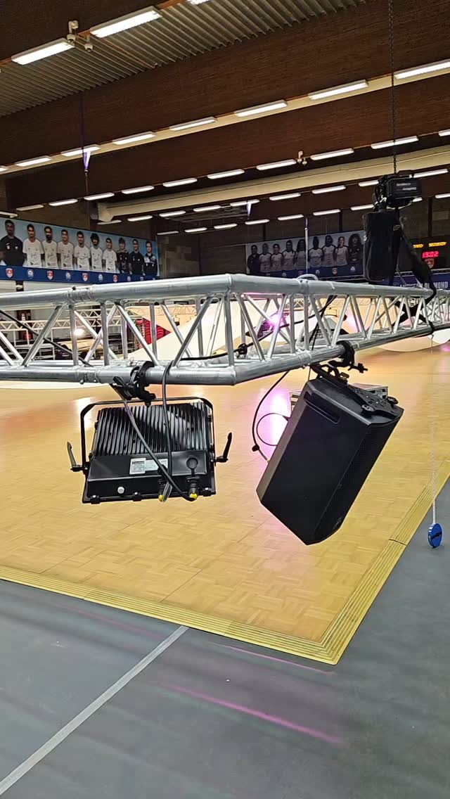 The end of day 1 of the preparation for the Antwerp Diamond Dancesport Cup is almost done. After the placement of the dancefloor, the Sound & Light crew is busy instelling the BEST systems for YOU!