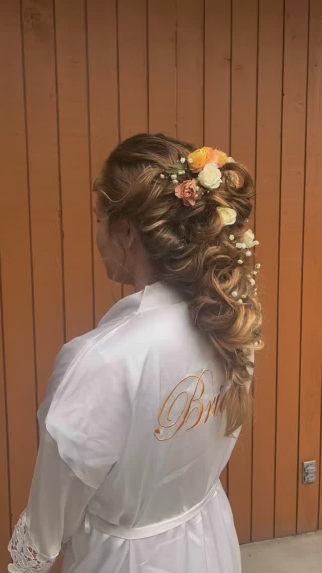 #Mermaidbraids and florals are hands down one of the most romantic bridal looks! Hair and Makeup by Melanie for Yosemite Makeup & Hair
.
.
.
#bridalhair #braid #throwback #yosemitemakeupandhair #halfuphalfdown #mobilebridalhair #mountainbride #basslakewedding