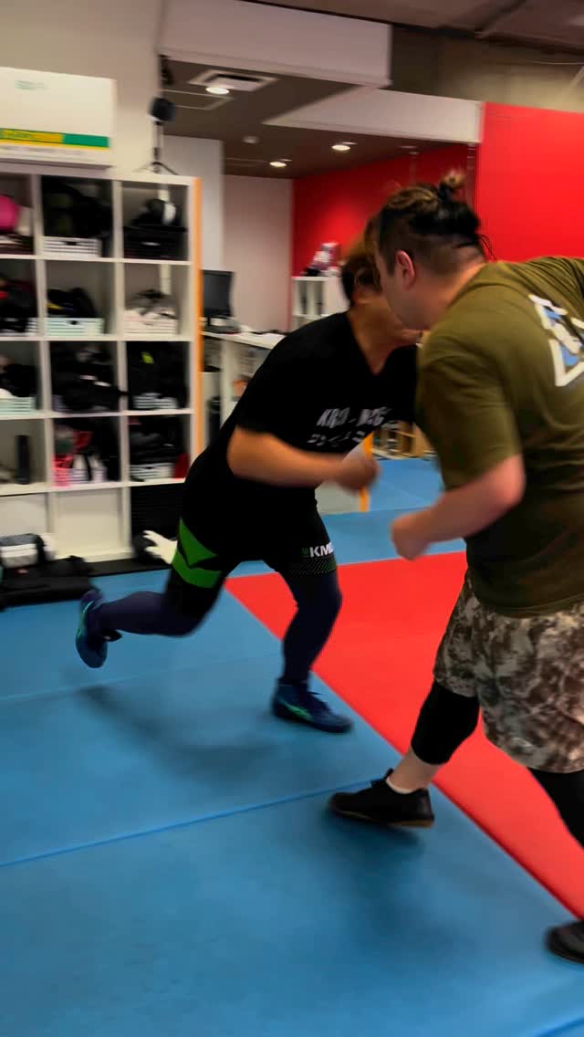 2025年2月16日(日)、3月16日(日)に東京にてクラヴマガ特別セミナーを開催します。
不審者と遭遇した時、様々な危険なシチュエーションでの対処法を、クラヴマガの基本的な動きや考え方など踏まえ、初心者・経験者を問わずわかりやすくレクチャーします。
クラヴマガの発祥の地であるイスラエルでのトレーニング方法や最新テクニックなどもご紹介致しますので、ご興味がある方は是非ご参加下さい。
【日程】
2月16日(日)
<セミナー第1部>13:30〜15:00(90分)
ビギナー向け護身術〜ナイフアタックディフェンス基本〜
トレーニング内容
・ナイフを持っている相手との距離の取り方、スタンス
・ナイフアタックに対するディフェンス方法
・背後からのアタックに対する対処法
・シチュエーショントレーニング
<セミナー第2部>15:30〜17:30(120分)
アドバンス向け護身術〜ナイフディフェンス・応用〜
トレーニング内容
・ナイフアタックに対するディフェンス(応用)
・ナイフコントロール
・近距離、掴まれた場合の対処法
・ナイフディスアーム(奪取)
・シチュエーショントレーニング
3月16日(日)
<セミナー第1部>13:30〜15:00(90分)
ビギナー向け護身術〜コアスキル・基本〜
・打撃に対する護身スキル
・突然のアタック(打撃)に対する対処法
・掴み、ホールドされた場合(首絞め、ヘッドロック、ベアハグ)のディフェンス
・シチュエーショントレーニング
<セミナー第2部>15:30〜17:30(120分)
アドバンス向け護身術〜コントロール・制圧テクニック〜
トレーニング内容
・どのような場合にコントロール(制圧)へ入った方が良いか
・コントロールポジション
・ボディロック
・ナイフを持っている相手のコントロール(制圧)方法
・シチュエーショントレーニング
【講師】
クラヴマガ・イスラエル認定インストラクター
岡﨑 友普
【場所】
渋谷RIZEスタジオ
〒150-0041
東京都渋谷区神南1-13-4 井戸ビル2階A
・JR山手線 渋谷駅 徒歩5分
・東京メトロ副都心線 渋谷駅 徒歩3分
・東急東横線 渋谷駅 徒歩3分
・東急田園都市線 渋谷駅 徒歩3分
※施設に駐車場はございませんので、公共交通機関等にてご来館ください。
【持ち物】
・運動できる服装
・室内シューズ
・タオル
・水分
・ファールカップ(推奨)
【お申込み方法】
Webサイトからお支払いのをもってご予約完了となります。
みなさまのご参加お待ちしております。
#クラヴマガ#クラヴマガ大阪#クラヴマガ東京#護身術#実戦護身術#kravmaga#kravmagaosaka#kravmaga_tokyo#kravmagaisrael
#selfdefense #fight
#女性のための護身術#初心者のための護身術