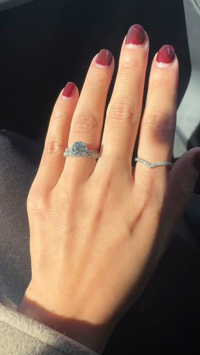 Capturing the ☀️✨
#fourprongsetting #rounddiamond #classicengagementring #engagedintoronto