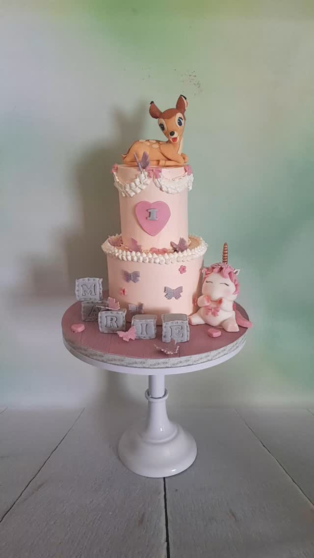 ✨ Une douce histoire en sucre ✨
Chaque détail de cette création est 100 % comestible, même les personnages en sucre ! Une douceur aussi belle que délicieuse, parfaite pour un premier anniversaire magique.
Il y a quelque temps, une cliente m’avait déjà fait confiance pour un gâteau unique. Aujourd’hui, elle revient vers moi pour célébrer le premier anniversaire de sa petite merveille. Quelle fierté de voir mes créations accompagner ces instants précieux !
Pour cette commande, elle rêvait d’un univers féerique et tendre. J’ai imaginé ce gâteau sur-mesure, conçu avec amour pour rendre cette journée inoubliable.
Merci à mes clients fidèles, votre confiance est ma plus belle récompense !
💬 Quel thème rêverais-tu de voir en gâteau ?
📩 DM pour toute demande personnalisée.
❤️ Sauvegarde et partage si tu aimes mon travail !
#laperlerarecakedesign #layercake #lyon #oullins #GâteauFéérique #PâtisserieCréative #GâteauPersonnalisé #SweetArt #CakeLover