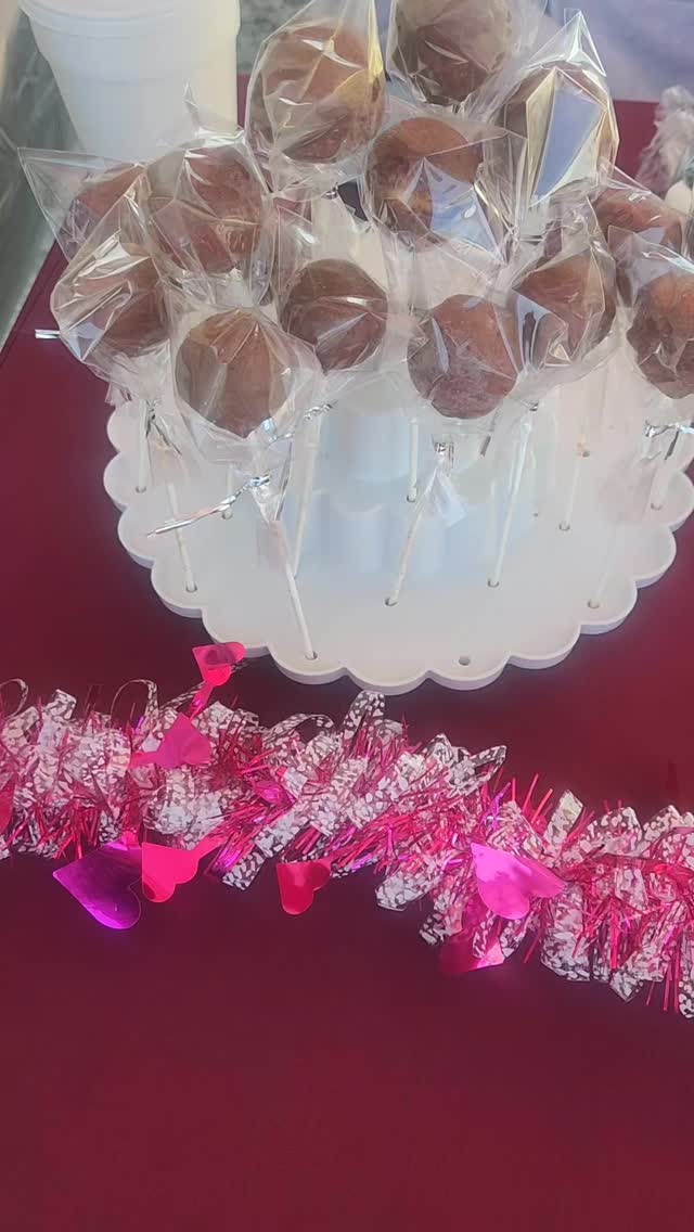 #cakepops #dubaichocolatebar #fresnocalifornia #cloviscalifornia #chocolatechipcookies #chocolatecoveredpretzels