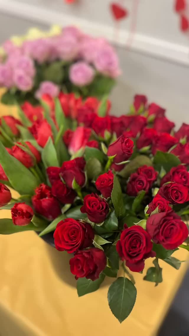 💐 Love is in the air at LCDS! 💐 Our common area was transformed into the LCDS Flower Shop, thanks to our wonderful fundraising team and parent volunteers. Each child had the opportunity to decorate a vase, select the stems they wanted to put in it, and create their own special bouquet to bring home. ❤️
#TheLearningCommunity
#EarlyChildhoodEducation
#Preschool
#FairfieldCountyCT
#WestportCT
#PlayIsLearning
#EmergentCurriculum
#HandsOnLearning
#ProjectApproach
#SocialEmotionalLearning
#PreschoolArt
#CommunityBuilding