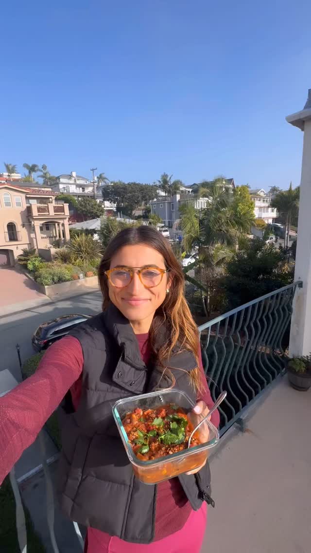 Who else used to flush ice down the toilet? ❄️
Warm up with this EASY grass-fed chilli made in a crock-pot 😋
Why is this great for weight loss?👇
🥩 High in Protein & Healthy Fats – Grass-fed beef provides protein to build muscle and keep you full longer, reducing cravings.
🥕Fiber-Rich Vegetables & Beans – Butternut squash, carrots, black beans, and kale provide fiber, which slows glucose absorption and prevents blood sugar spike .
🧄 Anti-Inflammatory Ingredients – Garlic, onion, and bone broth support gut health and reduce inflammation, which can aid metabolism and digestion.
What You Need:
✨ 1 lb grass-fed ground beef
✨ 1 medium onion, diced
✨ 3 cloves garlic, minced
✨ 1 small butternut squash, peeled & diced
✨ 2 carrots, diced
✨ 1 cup mushrooms, sliced
✨ 1 can (15 oz) black beans, drained & rinsed
✨ 1 can (28 oz) tomato puree
✨ 1 cup chopped kale
✨ 1 jalapeño, finely chopped (or leave out)
✨ 2 cups bone broth (or water)
✨ 1 tbsp chili powder
✨ 1 tsp cumin
✨ 1 tsp smoked paprika
✨ Salt and pepper to taste
What You Do:
1. Sauté the meat: In a pan over medium heat, sauté the onion and garlic for 2 - 3 minutes. Add the ground beef and cook until browned
2. Chop the veggies: Cut the butternut squash, carrots, mushrooms and add them along with the beans, tomato puree, jalapeno, kale and seasonings to your crockpot.
3. Pour in liquid: Add bone broth (or water), mix well, and cover on low for 6-8 hours or high for 3-4 hours.
4. Top with your favorites and serve! Avocado, fresh cilantro, lime, or dairy free shredded cheese!
Snow day like a snow day ☃️🏂🎿😎
#BloodSugarBalanced #GrassFedChilli #SnowDay