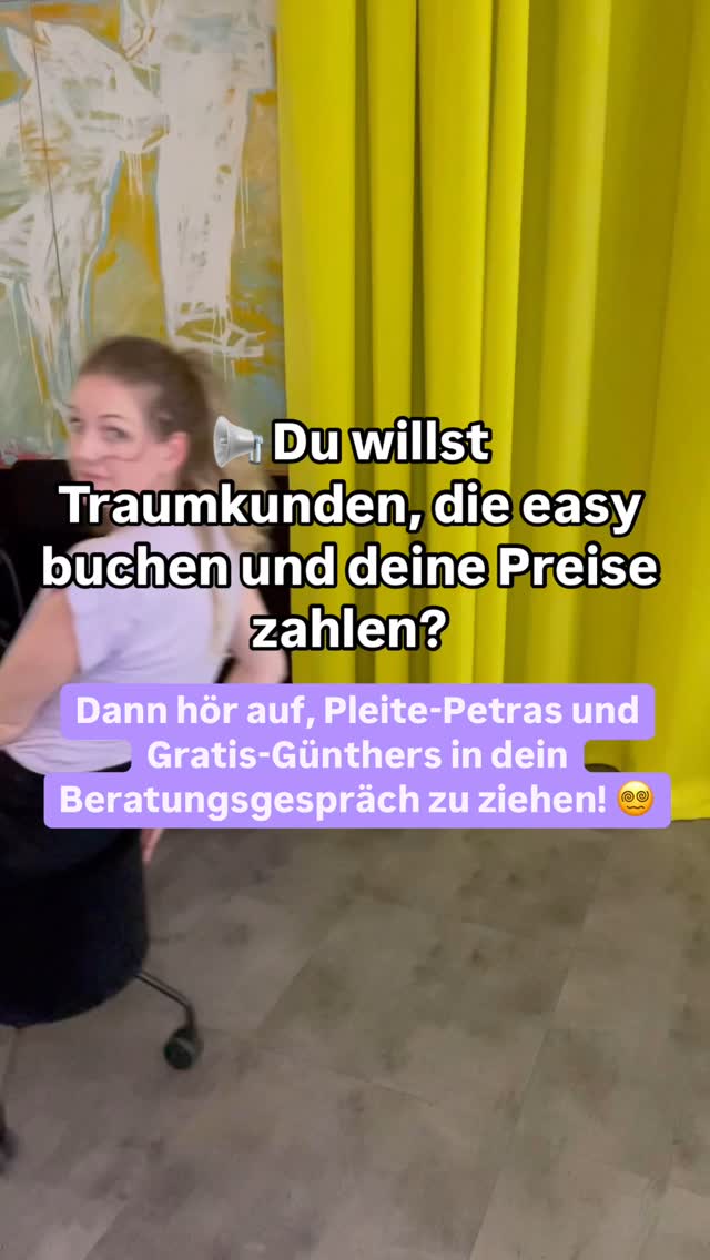 👉 Denn das Problem sind nicht „die falschen Kunden“ – sondern deine Positionierung!
Wenn du nämlich deine Kommunikation an ALLE richtest, fühlt sich NIEMAND wirklich angesprochen. Und dann kommen genau die, die:
❌ Kein Geld haben oder
❌ Dich als kostenlose Beraterin nutzen wollen.
Warum?
➡️ Du bist nicht 100 % klar, wer dein perfekter Kunde ist.
Das Ergebnis?
➡️ Deine Botschaften sind zu allgemein, zu schwammig, eben an alle gerichtet, die es VIELLEICHT interessieren könnte.
➡️ Aber dein Marketing spricht so nicht die an, die WIRKLICH BEREIT sind zu INVESTIEREN.
💡 Lösung? ERST die Positionierung, dann das Marketing!
🎯 Denn, wer nicht weiß, für wen er sichtbar sein will, wird von den falschen gesehen.
Und dann kannst du dir dein ganzes Marketing auch sparen. So verplemperst du nur die wertvolle Zeit, die du eigentlich gar nicht hast.
Sobald du dir im klaren darüber bist, WER deine Wunschkunden sind, kannst du deine Kommunikation auch gezielt darauf ausrichten. Auf ihre Wünsche, Bedürfnisse & emotionalen Trigger.
🤩 Dann hast du auf einmal Menschen in deinen Gesprächen, die gar keine großen Erklärungen mehr brauchen, sondern nur noch darauf warten, dass du ihnen ein Angebot machst.
🚀 Schreib „TRAUMKUNDEN“ in die Kommentare, wenn du Kunden willst, die buchen – nicht nur gratis Tipps abgreifen wollen! ⬇️🔥