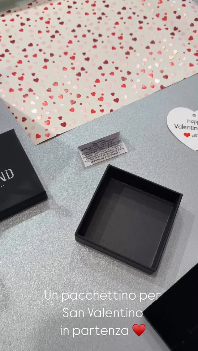 Sul nostro shop online e’ arrivato un dolcissimo ordine per San Valentino ♥️
#capsulerovereto
#piccoleemozioniquotidiane
#sanvalentino
#spedizioni
#shoponlline