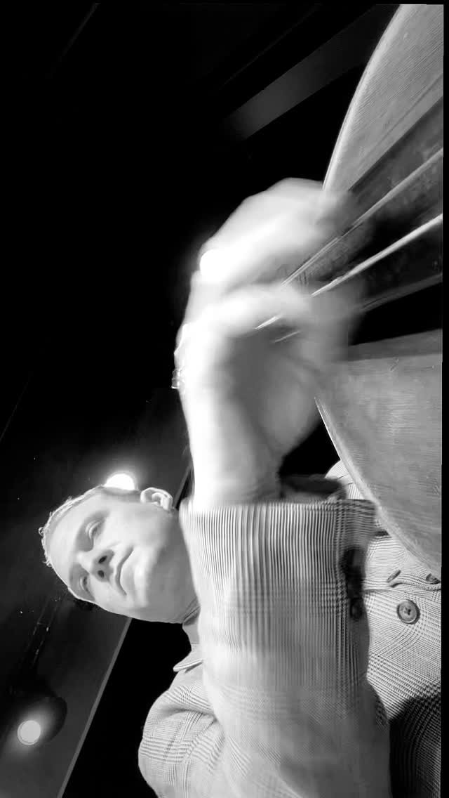 Another bass close up: here it’s a short slap solo on “Crazy Rhythm”. The Big Five at Jitterbugs Delight 2025/ Basel 🇨🇭
@thebigfivejazzberlin
@baseljitterbugs
#slapdoublebass #swing #hotjazz #doublebass #1930s #vintagefashion, #slapbass #stringbass #gutstringbass #oldtimes #vintageberlin #vintage #30sfashion #music #bass #jazz #jazzmusic #thebigfivejazzberlin #music #dance #rhythm