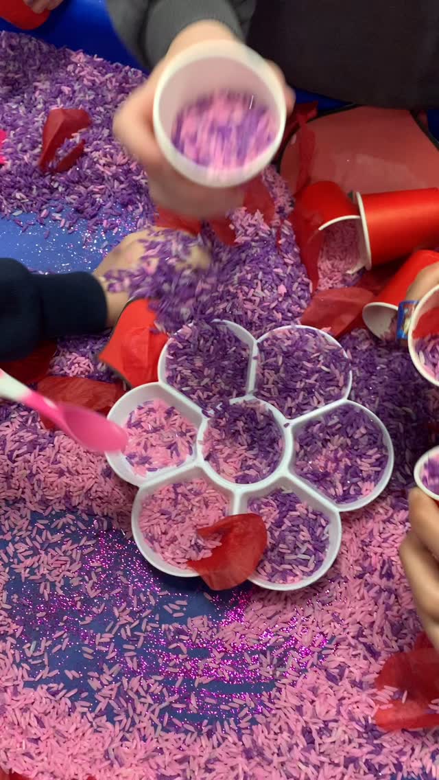 Valentines Sensory Tray π©·π #sensoryplay #valentines #butterfliespreschool #love #rice #tufftrayideas