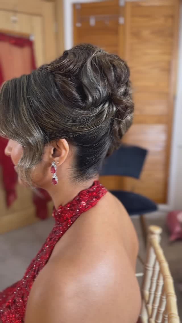 Jaz, my beautiful December bride all in red.❤️
Such a lovely collaboration between us both to bring her vision to life.
Jaz put her trust in me to create her bridal look with the one instruction of ‘ no bun please’.
Admittedly it wasn’t the easiest, as Jaz had a bob and was wearing her dupatta (veil) on her head which had some weight to it. But the challenge was accepted and I created a pleat at the back with a textured updo on top which was sturdy enough to hold the weight of her dupatta, leaving softness around the face to give an overall softer look.
I teamed this with a warm brown smokey eye & glowing skin to contrast the all red outfit and to add a bit of glamour for her special day that would carry through to her reception.
Lip: @narsissist ‘Bad Boy’ lip pigment, @mac ‘Barely Bare’ lip pencil & @victoriabeckhambeauty ‘Bungalow’ Posh Gloss
Hair, makeup, dressing by me
Beautiful bespoke halter neck bridal outfit & jewellery: @frontierraasuk
#bridalmakeup #bridalhair #indianbride #punjabibride #asianbridalmakeup #bridalmua #asianbridalmua #bridalmuabirmingham #weddingmakeup #destinationmua #bridalmuasolihull #midlandsmua #westmidlandsmua #bridalhmua #bridalhmuabirmingham #asianbridalhairstylist #weddinghair