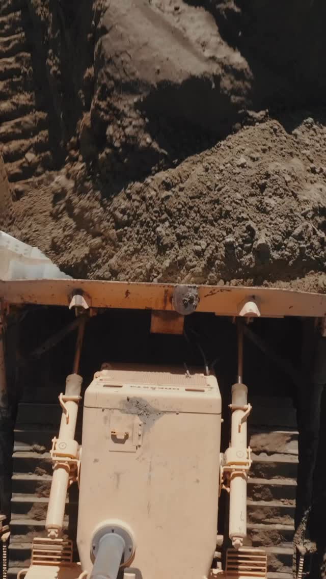 #dozer #613 #613scraper #scraper #watertruck #overexcavation #grading #loader #cat930 #coachellavalley #afloresgrading #aar #construction #constructionlife. #newholland #skiploader #catequipment #caterpillar #hwmf #heavyequipment