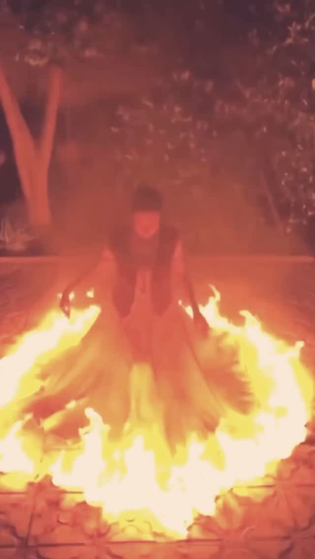 Valentines brændstof…
Det blev så tid til igen at tale om begær, så hermed lidt flere input fra iChing og GenNøglernes visdom…
Begæret i os får os til at handle og udforske livet, og på den måde driver os ud i erfaringernes verden, hvilket lige netop er intentionen - set fra naturens synspunkt.
Dette burde i sig selv ikke være af negativ karakter. Men det bliver det, fordi begærets skyggeaspekt indeholder et paradox. Uanset om du udlever dit begær eller det modsatte, kan det i sidste ende ødelægge dig. Men kun sålænge, at energien er ubalanceret.
Den undertrykte natur - overalvorlig:
- et undertrykt begær betyder, at også livskraften bliver undertrykt.
- begær = passion og ild. Hvis ikke, at dette tillades at bo i dig, stivner dit væsen (følelsesmæssigt, fysisk og psykologisk), hvilket resulterer i, at livet tages (for) alvorligt.
- overalvorligheden manifesterer sig igennem religioner, hvor der ligges moralske love ovenpå det naturlige begær.
- frygt for at blive “forblændet” af dine følelser og lyster, hersker i dit indre.
Den reaktive natur - respektløs:
- dem der nyder deres begær uden bekymring, løber en reel risiko for at blive udstødt.
- vedkender sig ikke noget moralsk kodeks og afskyer enhver form for religion eller påtvungen kontrol.
- bliver respektløs omkring livet som en “modreaktion” på det kontrollerende samfund.
- langer ud efter verdenen og nedsænker dig endnu dybere i dit begær.
- brænder ud, hvilket ofte sker tidligt i livet.
Sandheden er altså, at begæret aldrig kan blive transcenderet.
Så sålænge at vi benægter denne sandhed, vil vi leve halvhjertet i en af polerne. Det handler derfor om at acceptere, at du ikke kan undslippe dit begærs ild, uanset hvad du gør. Den må omfavnes og accepteres som en del af din menneskelighed.
Video via: @kathydanmala
_______________________________________
Vil du vide mere om begærets kraft og rus? (Gratis lydfil)
Hør Richard fortælle mere om dette tema i denne uges lydfil, du helt gratis kan lytte til (tom 18. februar), og som omhandler 30 GenNøgle, der svinger i frekvenserne imellem skyggen; begær, gaven; lethed og Siddhien; henrykkelse
Link i bio…