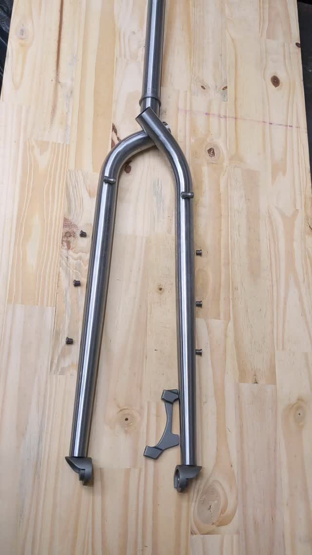 Coming soon !!
Tout est là pour débuter la fabrication : fourreaux @reynoldstechnology , pivot @columbus_official , pattes coquille, bague de jeu de direction, œillets, diabolos
#association_artisans_cycles
#artisanducycle
#framebuilding
#handmadebicycles
#madeinlorient