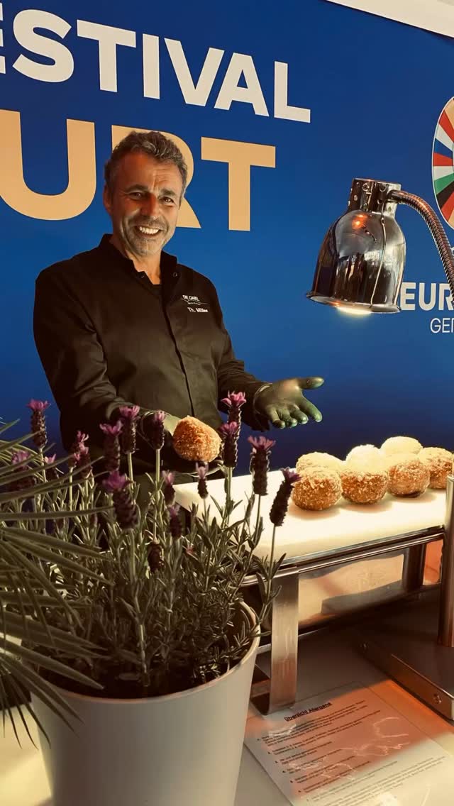 Bevor es im neuen Jahr richtig losgeht, erinnern wir uns gerne an all die spannenden Projekte in 2024 zurück.
Von Fingerfood über Live-Cooking Buffets bis hin zu gesetzten Dinnern & Flying-Service war alles dabei, was das Herz begehrt!
Als Full-Service-Partner durften wir unsere Firmen- als auch Privatkunden ebenfalls in anderen Bereichen unterstützen, welche für ein gelungenes Event nötig sind. Vielen Dank an all unsere Kunden für das entgegengebrachte Vertrauen & natürlich an all unsere Partner für die erfolgreiche Zusammenarbeit.
Wir sind voller Tatendrang & können es kaum erwarten, die kommenden großen & kleinen Events in 2025 zu planen & durchzuführen.
⭐KEY FACTS 2024⭐️
Veranstaltungen: 278
Gästezahl pro Event: 6 bis 1.400
Gästezahl gesamt: 20.337
@hofgut_von_huenersdorff @jagdschlossplatte.wiesbaden @mainzplus_citymarketing @hofgut_insel_nonnenau @pyramidemainz #diegabel_cateringevents #cateringrheinmain #cateringfrankfurt #jahresrückblick #recap #events