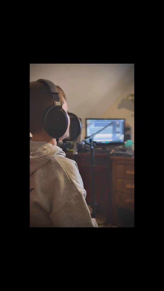 Trots!! 😍 Deze getalenteerde 9-jarige kwam een tijdje geleden voor het eerst bij ons voor zangles… vandaag hebben we zijn 4e originele liedje afgemaakt, en een heleboel geleerd (en lol gehad!) tijdens het proces! Hier is een stukje ervan. Wat is muziek maken toch leuk ☺️ #muziek #jongtalent #takemetothebeach #muziekonderwijs