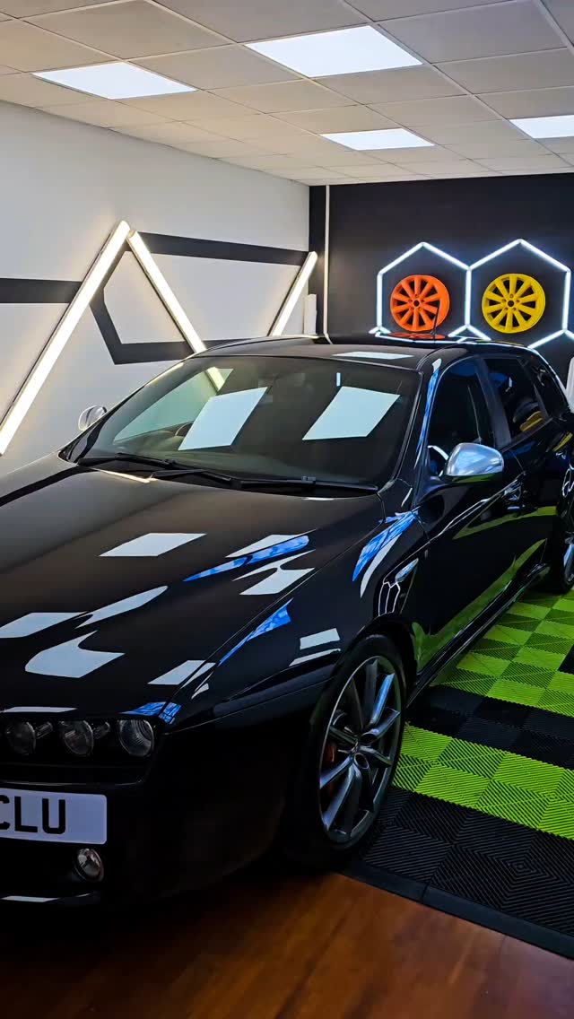 This week, we carried out a 2-stage correction and coating on an Alpha 159. It wasn't in the best shape, but the end result speaks for itself. look at that deep gloss! big shout out to joe at @elsautomotivedetailing #Alpha159 #CarDetailing
@elsautomotivedetailing @mycarcleaning @spotlesswateruk @carpro_official @gyeon_official #alpharomeo #detailing #valet