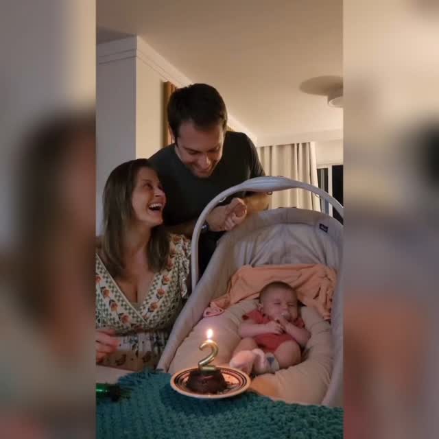 Pessoal vim aqui compartilhar este mês com vocês 😉
Olha só o que aconteceu por aqui...
🐶Primeiro conheci minha irmã mais velha 🐶, a Margaux, ganhei Lambeijos ❣️
💪🏼Comecei a fazer exercícios de Tummy time ( vejam como evolui no final do vídeo !! )
👫Saímos para passear no Canguru novo que ganhei, no começo dava um soninho e só dormia, agora percebi que tem um mundo lindo lá fora e olho tudooo ! Adoro o verde das árvores 🌲🌿
🎵 Conheci uma música muito legal: "Xote da Alegria" @bandafalamansa , eu estava muito nervosa, mas meu pai dançou comigo e acalmei, acreditam ? 🎵
💝 Coloquei brinquinho 👸🏼 minha mãe achou que ia doer e estava sofrendo,as a tia Lilia com suas mãos de fada e muito Amor ❤️ fez com tanto carinho que nem senti !
@lilia_gghenov
🌷 Depois minha avó @angelahebisz me deu banho de banheira e eu adorei 😊 Minha Tivó me ajudou uns dias euwnato meu pai estava viajando @tekamamys
🎥 Meus pais deram uma entrevista para a Record, programa @hojeemdia 🎬! Não estava muito bem humorada, mas gostei de saber que pode incentivar outras futuras mamães a buscarem seus sonhos como a minha mãe fez comigo 💕🌸
Agora gosto muito de conversar com as pessoas que me fazerem rir. 😊
Meus sons prediletos... Abu! Agu ! Gui ! Aaa !
E no fim deste mês, recebi minhas vacinas de 2 meses da @beep, chorei um pouco, mas sei que era importante me proteger, então tudo bem ❤️🩹
#vacinadacomsucesso #2mesesdevida #família #2mesesdemuitoamor #vacinaréproteger #vacinação #bebeecachorro #lambeijos #xotedaalegria