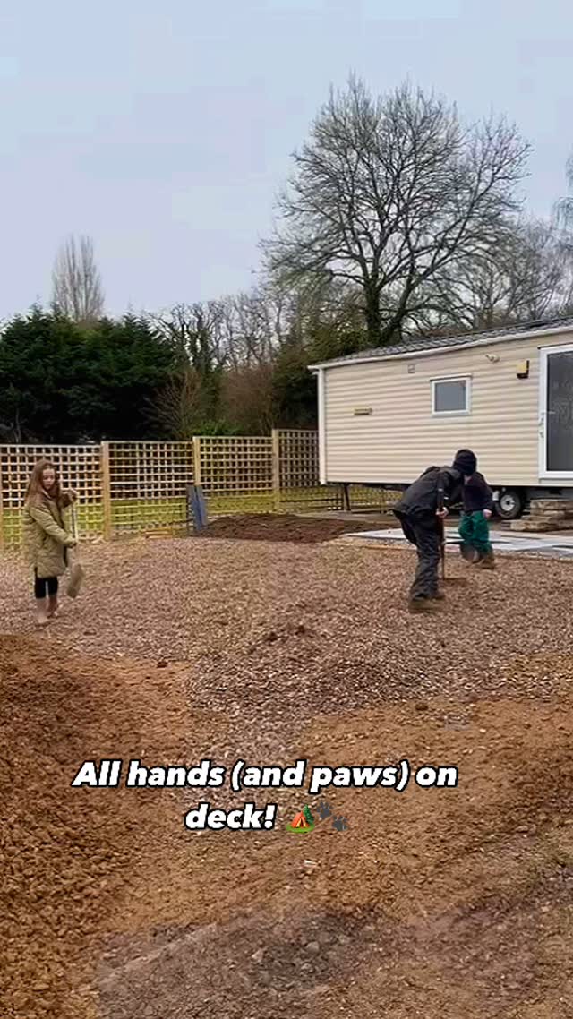 A little behind-the-scenes of the work going on to get Red Shoot Camping Park ready for the season! 🏕️ Big thanks to everyone for helping out – including the kids and dogs! 🦺🐾 #CampsiteReady #redshootcamping #newforest #redshootcampingpark