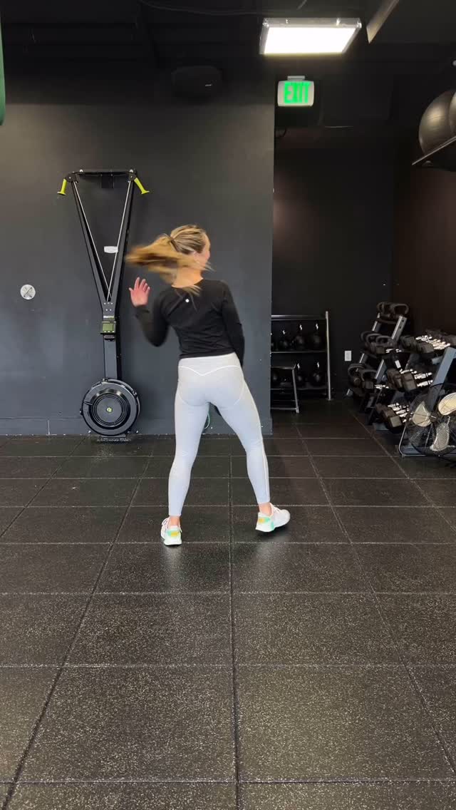 Power comes from stability. Single-leg strength isn’t just for the gym— it’s what keeps you in control on the trail! Here’s why these exercises should be part of your training:
✿ Balance & Stability: These sports require constant weight shifts and control on uneven terrain. Single-leg training improves proprioception and helps you stay balanced when landing jumps, cornering, etc.
✿ Injury Prevention: Duh 💁🏼♀️ SL exercises reduce muscle imbalances and strengthens stabilizers in the ankles, keeps and hips.
✿ Explosive Power & Control: Whether you’re absorbing impact down a run or cutting sharp turns on skis, single-leg strength gives you more control over your movements.
✿ Core & Hip Strength: Helps maintain hip alignment and core engagement, preventing knee collapse and improving overall riding/skiing efficiency.
Do you train single-leg strength??
#powerprecisionflow #mtbtraining #skitraining