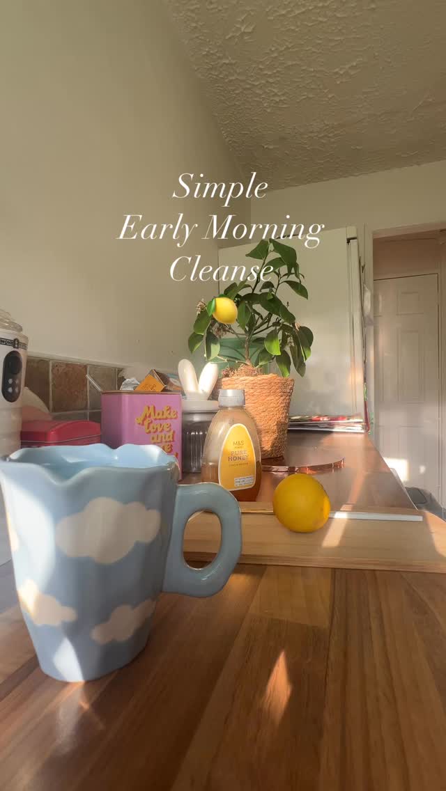 Quick morning cleanse ✨🍋
Grab a juicy citrus 🍋🟩
Add a dash of honey 🍯
…drink ☕️
.
Starting the day with a glass of room temperature water is a great way to start the day. It helps to stop dehydration in your veins responsible getting a good flow of blood around your body.
.
A simple cleanse helps bowels and gets your body ready for the day ahead
.
What simple steps do you do to begin your morning?
.
#morningrituals #mormingmotivation #morningcleanse #goodskin #morningroutines #healthylifestyle #healthyliving