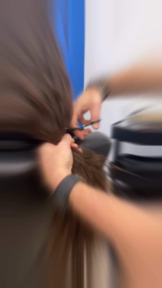 ✨Parfois un changement peut toucher deux vies✨ Pour changer, parlons solidarité. Lorsque vous avez ce besoin de légèreté, pensez aux personnes qui peuvent se retrouver avec eux même grâce à votre don 🙏🏼 #coiffeurparis #hairgoals #hairtransformation #coiffure #coiffeur #salondecoiffure #lifechanging #lifechanger #don #lundi #mondaymotivation