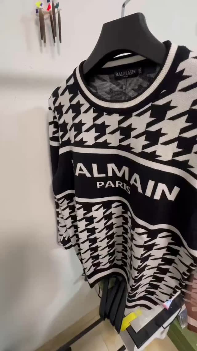 Men's Thousand Bird Chequer Letter Retro Sweater By Balmain
Condition: New
Size: 2XL
Retail: $990
DM FOR PRICE
Wright Way Wear