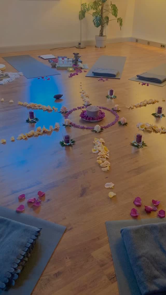 Was macht man eigentlich während einer Kakaozeremonie? 🤔
🌱Gemütlich ankommen
🌱connecten
🌱natürlich Kakao trinken 😋 (Plant medicin Qualität)
🌱sanft bewegen
🌱Voice activation
🌱im Körper ankommen
🌱Blockaden freisetzten
🌱uns einem bestimmten Thema Widmen
🌱entspannen und integrieren
🌱Sharing und Austausch
🌱inspiriert, genährt und Herzoffen nach Hause gehen
Schaut nach wenig aus, ist aber ganz viel!
Ein Ort voller Transformation und Tiefe.
Nächste Chance dabei zu sein
👉 22.März Cacao & Womb Healing Telfs @steffiejohanna
👉23. März Cacao meets ART im @farbartelier Reutte
👉 29. März Cacao & Vergebung @yogastudio.reutte
Anmeldung unter: www.wildflow-Reutte.at
#cacaoceremony #wombhealing #heartopening #community #peacewithin
@world.of.cacao
@nele.zeeh ❤️ always and forever grateful for you! 😘
📷 @a.n.n.a.s.i.t.a danke für die Eindrücke 🤗