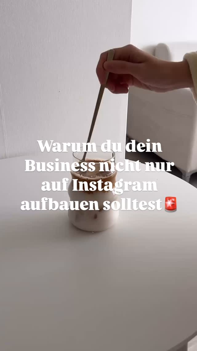 🚨 Dein Business auf Instagram ist wie ein Haus ohne Fundament. Was passiert, wenn das Netzwerk plötzlich ausfällt? Denk mal drüber nach. 🔥
Instagram ist super, keine Frage! Es hilft dir, deine Marke bekannt zu machen, mit deiner Community zu wachsen und Kunden zu gewinnen. Aber… es sollte nicht der einzige Ort sein, an dem du dein Business aufbaust.
Was passiert, wenn Instagram plötzlich seine Algorithmen ändert? 🤔
Was, wenn dein Account gesperrt wird oder deine Reichweite sinkt? Keine Panik – das passiert ständig! Du kannst nicht einfach davon ausgehen, dass deine gesamte Existenz nur auf Instagram aufbauen kann.
Was du brauchst, ist ein sicheres Fundament. Und das ist deine eigene Website! 💻
Hier sind die Gründe:
1. Du besitzt die Kontrolle. Deine Website gehört dir, nicht einem sozialen Netzwerk. Sie wird immer da sein, auch wenn Instagram mal nicht läuft.
2. Mehr Sichtbarkeit. Potenzielle Kunden suchen nicht nur auf Social Media – sie googeln! Mit einer gut aufgebauten Website kannst du auf Suchmaschinen gefunden werden.
3. Professionalität. Eine durchdachte Website hinterlässt einen viel besseren Eindruck als ein Instagram-Profil. Sie zeigt, dass du es ernst meinst.
Instagram wird dir nicht die volle Kontrolle über dein Business geben. Erweiter deine
Reichweite und deine Kontrolle – mit einer Website, die rund um die Uhr für dich arbeitet! 🚀
Es ist Zeit, dein Business auch digital abzusichern. Dein Instagram-Account kann dir helfen, aber deine Website wird dir langfristig den Rücken stärken.
👉 Wirst du weiterhin nur auf Instagram warten, dass der Algorithmus dir neue Kunden bringt, oder übernimmst du endlich die Kontrolle und baust dein Business auf deinem eigenen digitalen Boden, der dir hilft, dein Einkommen zu steigern und deine Unabhängigkeit als Unternehmer*in zu sichern?
Dann kommentiere mit “BUSINESS” und ich schicke dir den Link zu einem unverbindlichen Erstgespräch, in dem wir deine Website Vorstellungen und Ideen besprechen und dein Business nachhaltig & erfolgreich vorantreiben.
#website #webdesign #webdesigner #wixwebsite #wixwebdesign #businessstarter #gründerinnen #selbstständig #solopreneur #businesssuccess