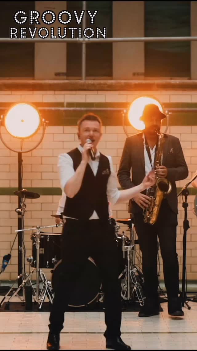 Town Called Malice Medley by our six piece line up inc sax 🎷
Many thanks to
📹 @lawsonfilmsuk
📸 @andy_murphydj
🏊♂️ @victoriabaths
🏮@lightechltd
#weddingband #weddingbands #cheshire #manchester #paulweller