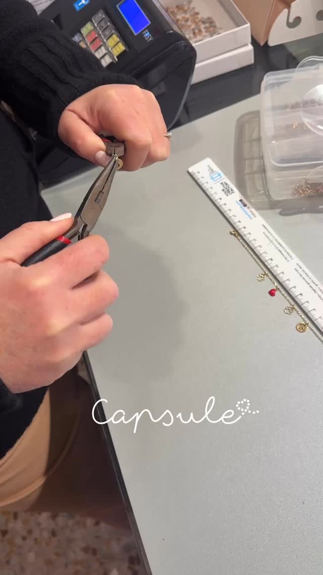Ecco come realizziamo i nostri gioielli personalizzati : unici perché “taylor-made” ♥️
.
.
Amore e passione per questo lavoro: due ingredienti segreti che fanno la differenza ♥️
.
.
Grazie a Stefano per averci scelto !
#capsulerovereto #piccoleemozioniquotidiane #gioiellipersonalizzati #bijoux#argento925 #bracciali #amore#passione#love
