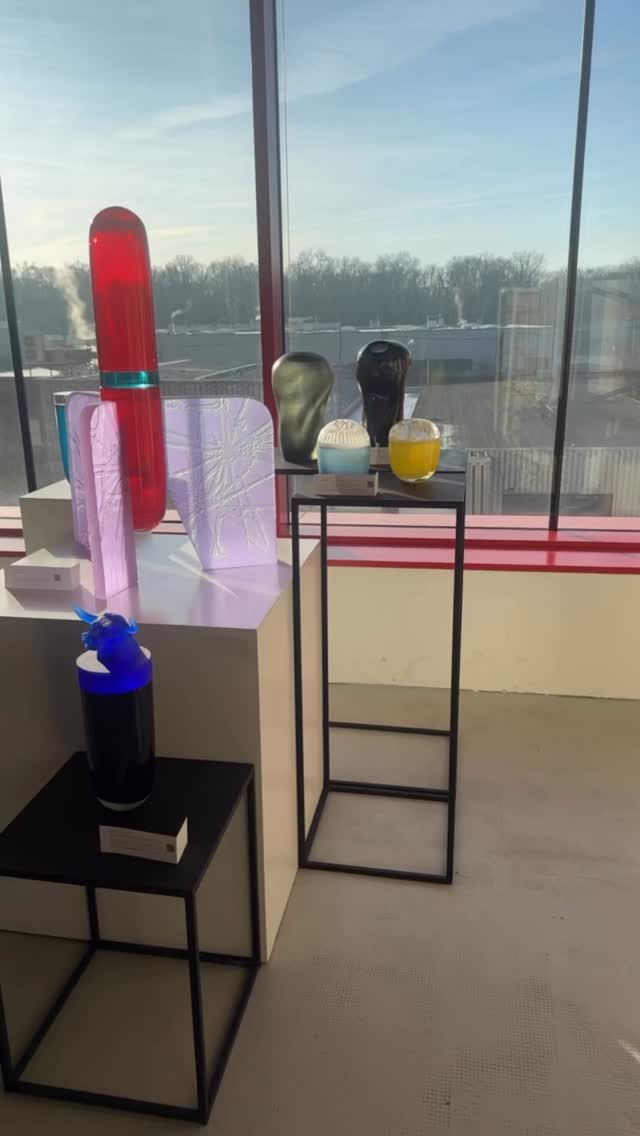 You can see our work in various places and one of them is the prestigious Prague Artefin gallery @galerie_artefin which is located at the Artex depository, the largest art depository in Europe. You can see Glass soul pices in person here 📍Měšice u Prahy, Artex #contemporaryart #glasssoul
Díla Glass soul můžete vidět na různých místech a jedno z nich je prestižní galerie Artefin v Praze která sídlí při depozitáři Artex @artexprague největší depozitář v umění v Evropě. dílo se zde můžete osobně prohlédnout a vybrat si to pravé 🩶🤍 #urn #investment #lovyourself
Na videu variace @luciesvitorkova @petrpisarik1 @franekarch @michalcimala @lujindrakskrivankova