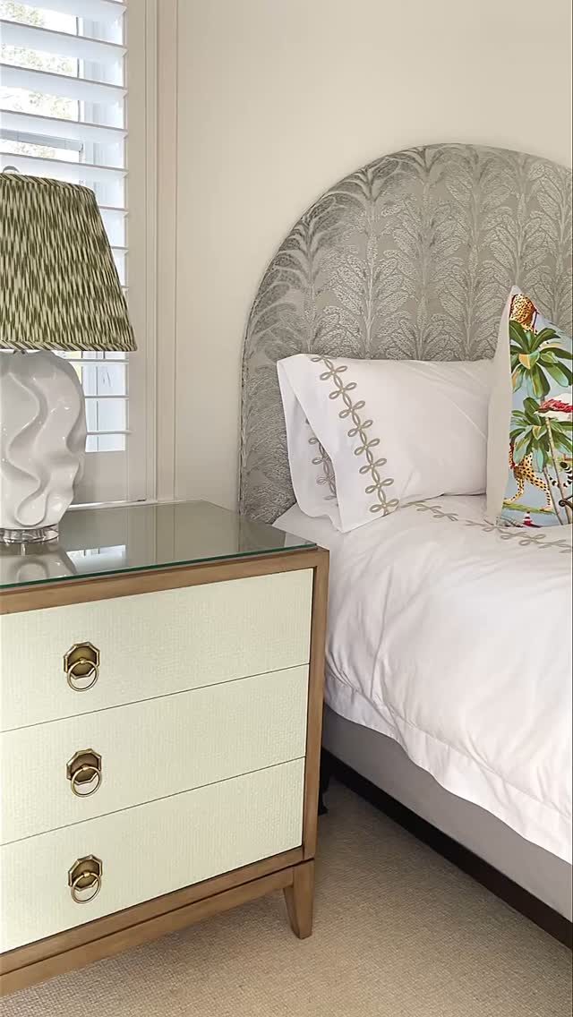 Coastal jungle? That’s a thing 🌴🐆 This casita bedroom is ready to welcome guests from the cold northeast! A beautiful blend of prints, layers of greens and surprising textures creates a truly special design #casitabedroom #jupiterflorida #palmbeachstyle #palmbeachinteriors #palmbeachcounty #customeverything #custommade #welcome #guestbedroomdecor