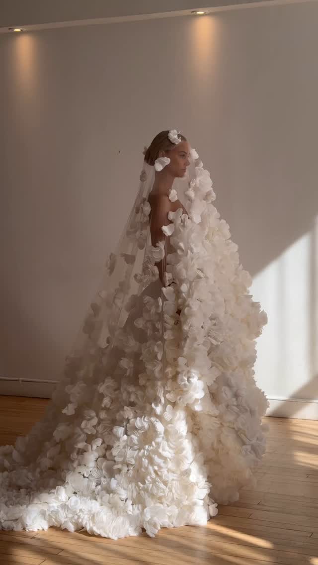 She is coming in 4 days 😍 Our Senstudio by Nicole & Felicia Trunk show starts on Friday ! Appointments are required , link in bio 💗
.
.
.
#marehcouturebridal #marehcouturebride #marehcouturebrides #marehcouture #bridalfashion #downtownslo #couturefashion #veil #2025 #2025brides #bestbridalstoreinslo