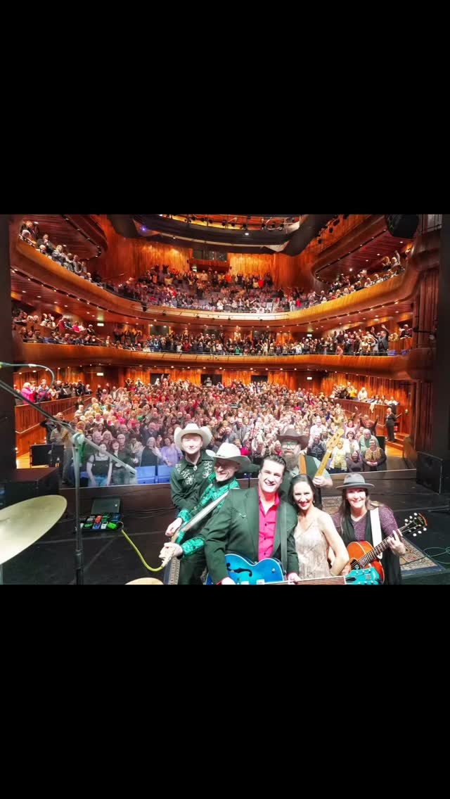 @nationaloperahouse
What a great night @acountrynightinnashville
#dominichalpinandthehurricanes