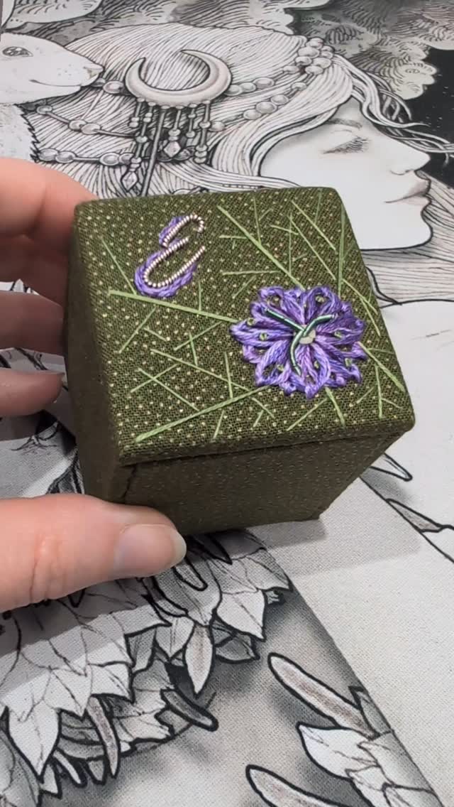 My Nigella box for my upcoming class with the @royalneedlework. You will have the option to choose your own initial.
Check out my stories for a poll as I need to order a new exterior fabric as the original is discontinued 😭 and I can only order one.
In-person students will be able to swap out with another fabric I already have but I don't have enough for everyone...sorry!
#textileart #fiberart #inspiredbynature #handmade #embroideryart #embroideredboxes #embroideryartist #embroiderytutor #nigellaflower #embroideryinstaguild #embroiderydesign #embroiderystudio #artist #embroiderystitches #embroideryonline #embroideryclass #embroideryclass #RoyalSchoolofNeedlework #rsnalumni #rsntutor #rsnfellowship #workinprogress