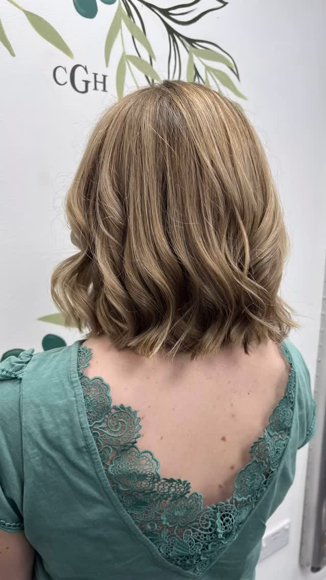 short hair >
Look at this stunning colour and curls 😍
Just PERFECT!