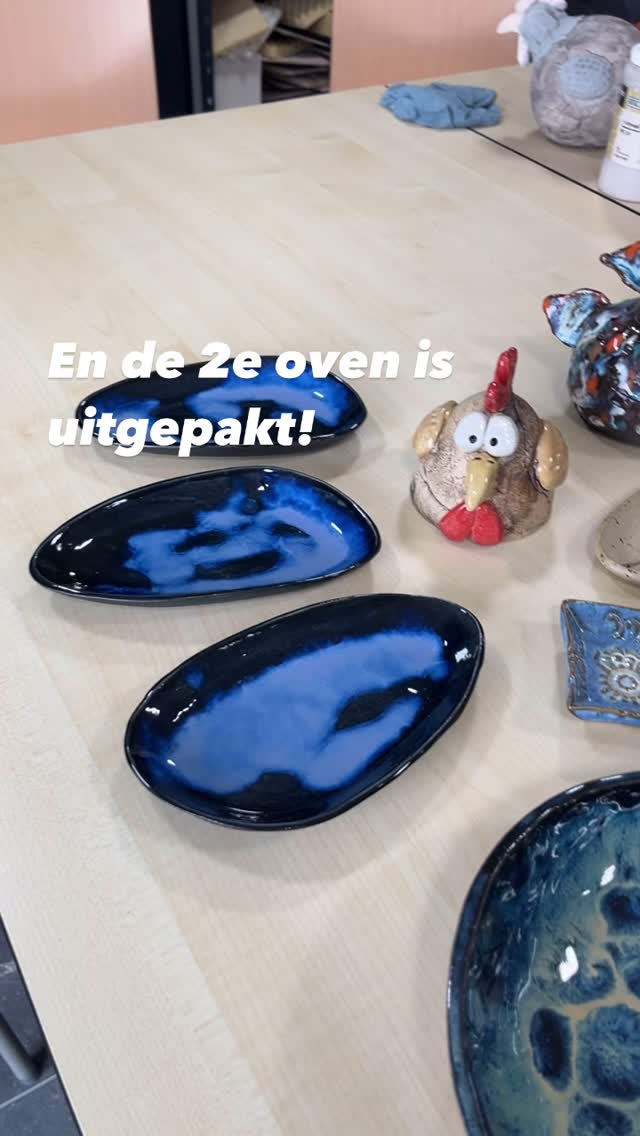 Nu is er nog 1 glazuuroven die gestookt moet worden. Dus als je spullen er niet bij staan. Dan woensdag.❤️