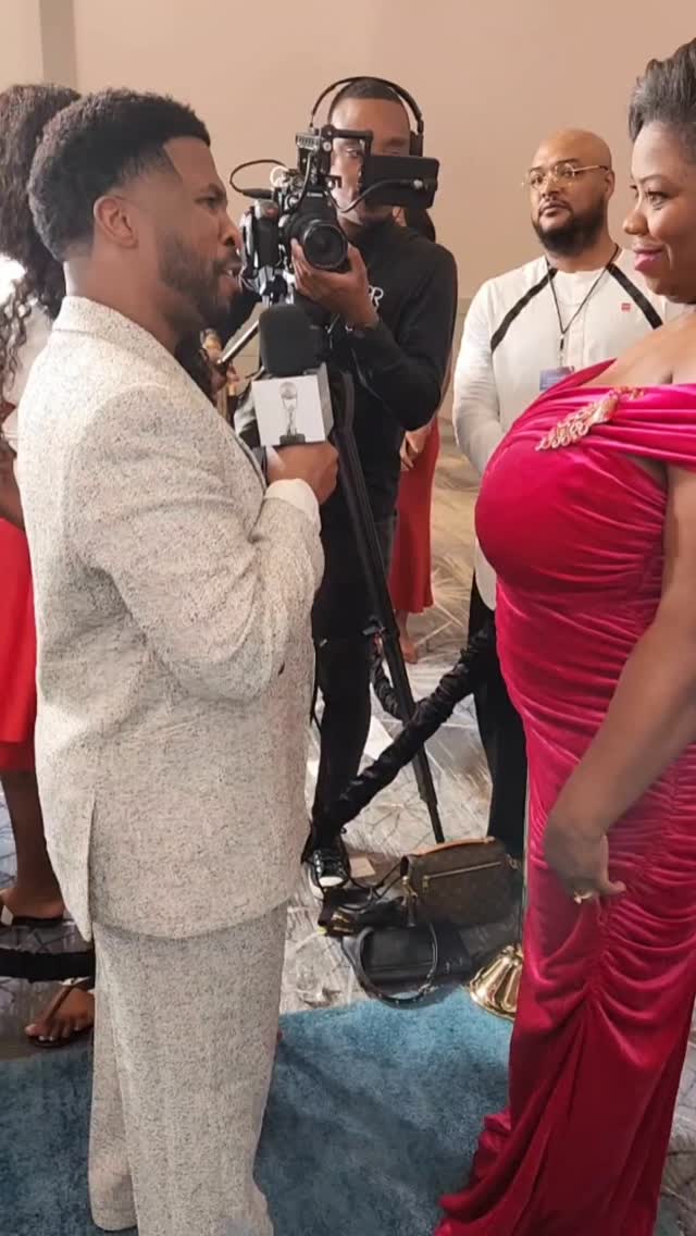 @ljoywilliams congrats on @sundaycivics being the only independent program nominated for the Outstanding News and Information Podcast @naacpimageawards.
It was a pleasure to escort you down the red carpet at the nominees reception. You were excellent.
🙏🏽 @downtownhottradio @thenikkirichshow
@kick.backandchat @nyamnews @rnbonly @naacp
#naacpimageawards #redcarpet #losangeles #podcast