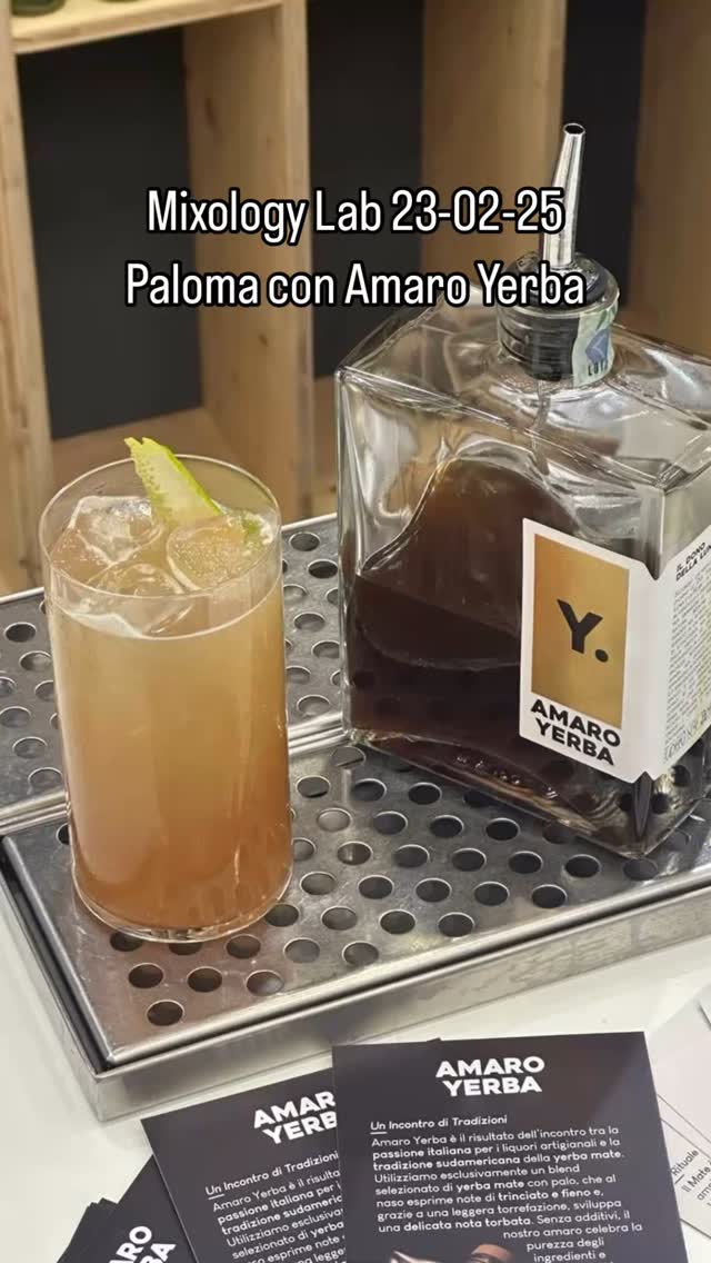 Ieri alla Mixology Lab, organizzata all’interno della Fiera dell’Amaro d’Italia, i professionisti di @drinkfactory_bologna hanno realizzato una gustosa versione del cocktail Paloma utilizzando Amaro Yerba. Le note di fieno leggermente torbate di Amaro Yerba venivano elegantemente esaltate all’interno di questo cocktail dai sentori sudamericani. Grazie a tutti, é stata un’esperienza indimenticabile!
#amaroyerba #amaroitaliano #amaro #yerbamate #mate #fieradellamaroditalia #amaroteca #slowwinefair2025
