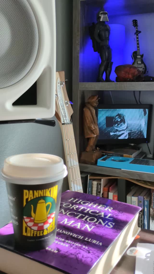 I've been recently reminded of The Most Gigantic Lying Mouth Of All Time.
#rickenbackerbass #pannikin #luria #neumann #cylon #gibsonlespaul #chieftonmews #radiohead